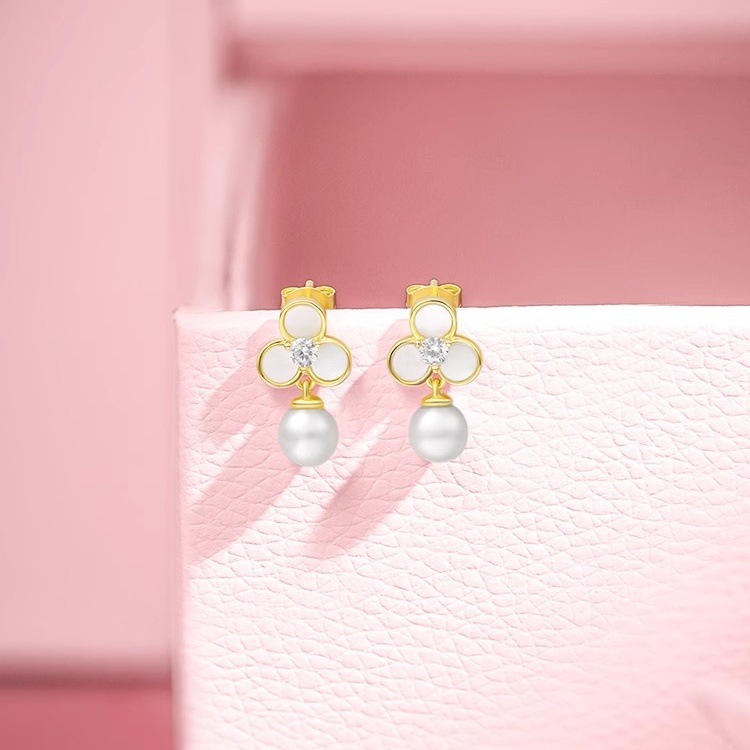 S925 sterling silver clover pearl earrings, a stylish and minimalist accessory for women, perfect for summer, with a delicate and elegant design that complements any outfit