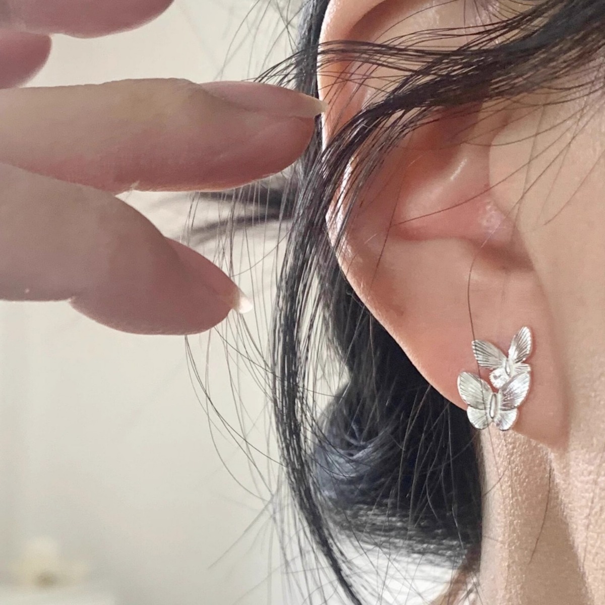 999 pure silver butterfly earrings, a trendy Korean-style accessory for women, perfect for summer, featuring a minimalist and fresh design, and a delicate, Instagram-worthy aesthetic