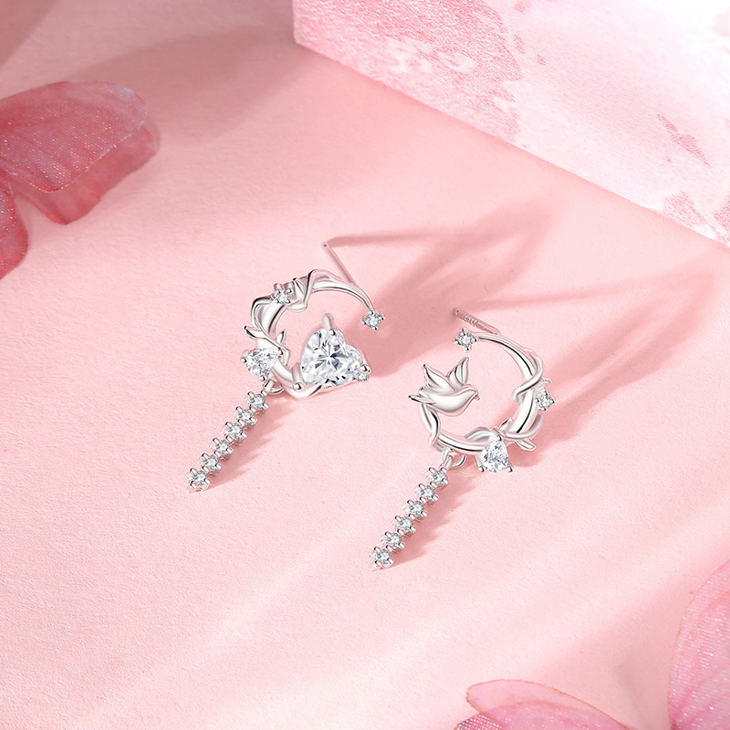 Original new design, S925 sterling silver, bird-shaped earrings, a minimalist and unique style, perfect as a gift for the holidays