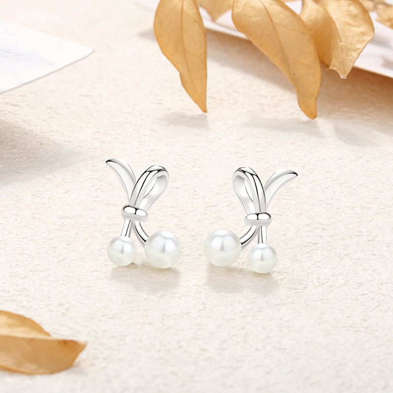 925 sterling silver bow-shaped heart earrings, French-style, chic and elegant, with pearl accents, creating a sophisticated and stylish geometric design