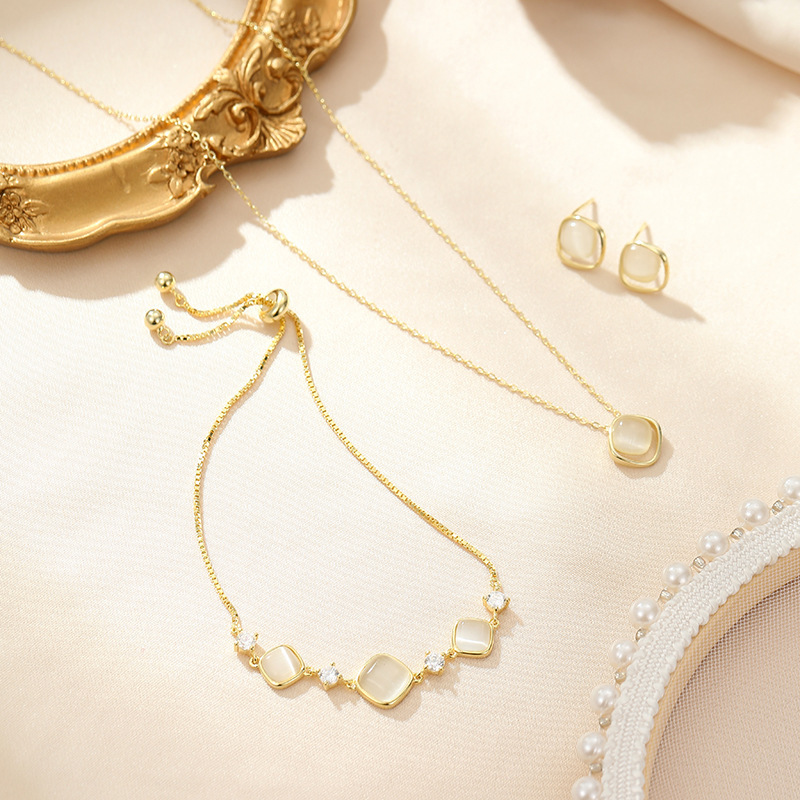 S925 sterling silver rhombus-shaped cat's eye stone earrings, exuding a sophisticated and elegant French style, geometric fashion earrings