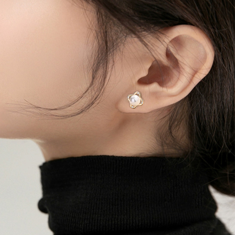 925 sterling silver four-leaf clover shell pearl earrings for women, vintage and minimalist style, Korean fashion, suitable for everyday wear