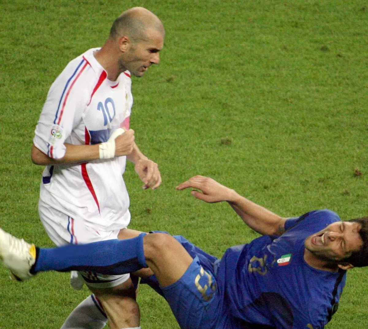 Zinedine Zidane SIGNED France 05/06 Away Jersey/Shirt - COA - 2006