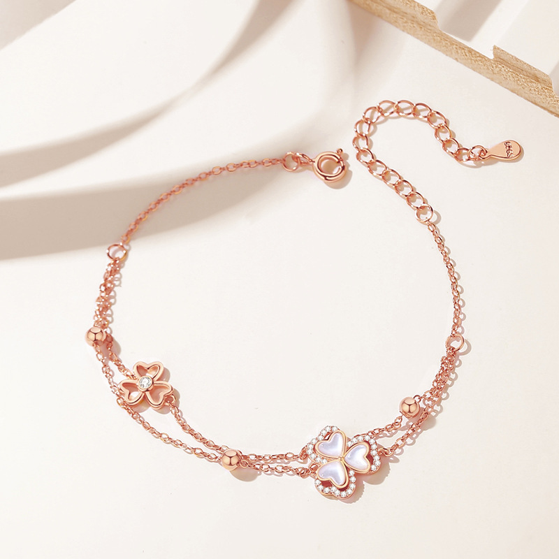 925 sterling silver clover bracelet for women, featuring a minimalist, cool aesthetic, a rose gold bracelet, and a heart-shaped mother-of-pearl charm – an original design