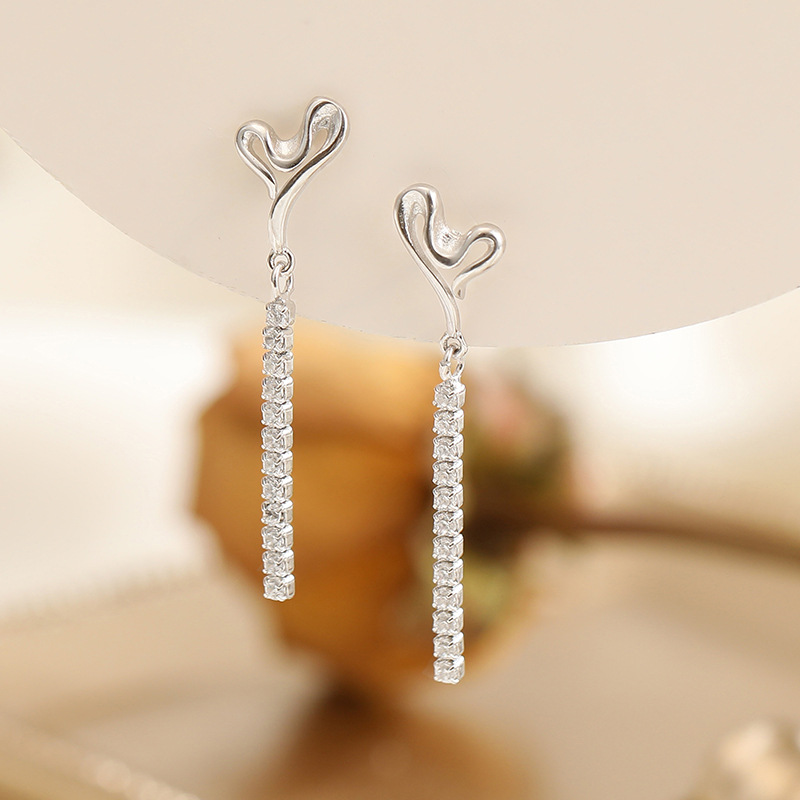 Original design, heart-shaped tassel earrings for women, made of 925 sterling silver, with a French-style, elegant, and long design, featuring an Instagram-worthy, vintage, and luxurious aesthetic
