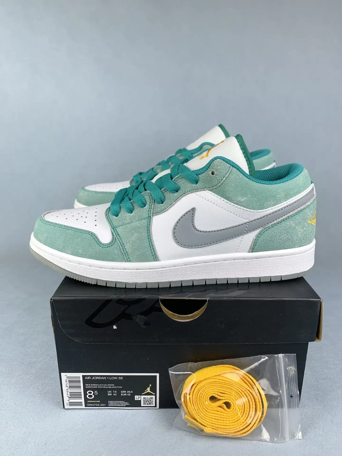 Air Jordan 1 Low SE 'New Emerald' Shoes product photo from LabelPicks