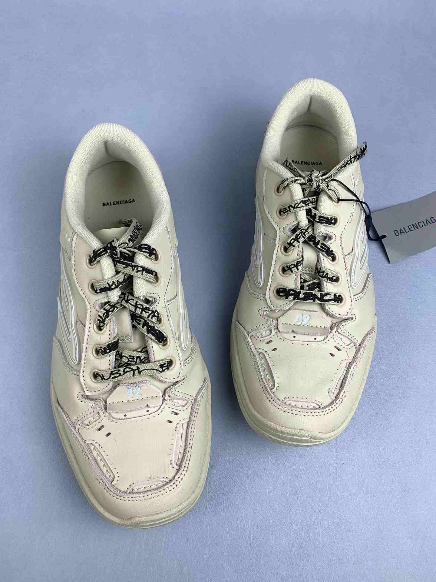 Balenciaga Hamptons Medium Worn-Out Sneaker