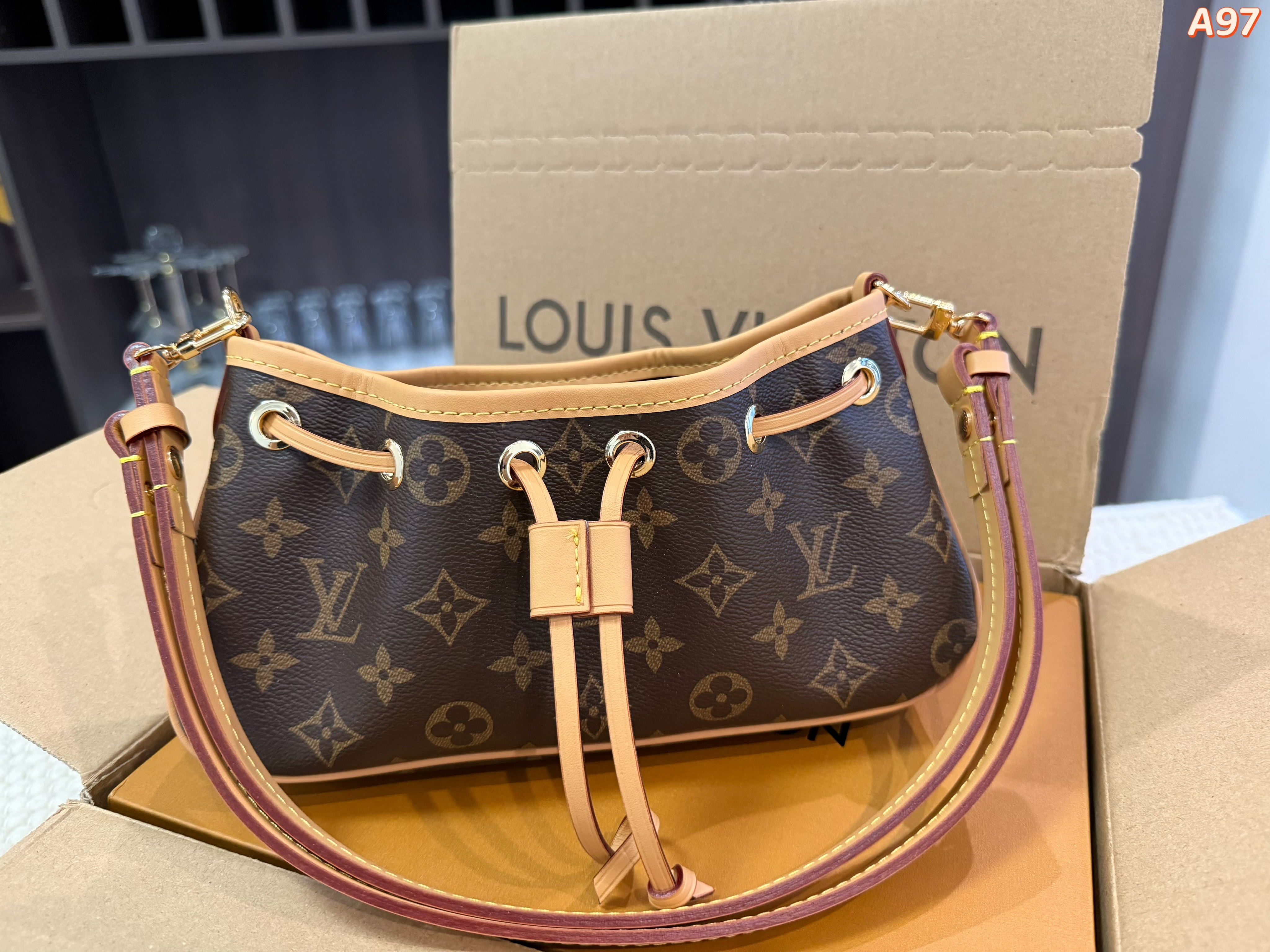 LV Shoulder bag / Crossbody bag