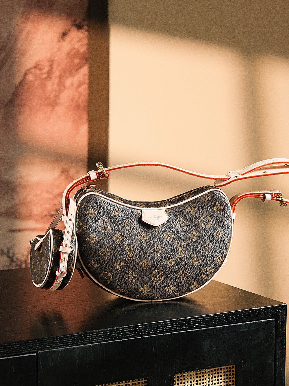 LOUIS VUITTON CROISSANT MM M46828 (25*15*5cm)