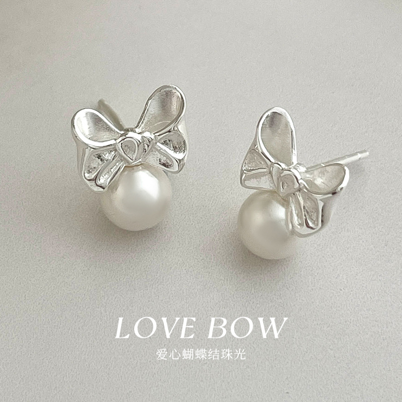 Original design, heart-shaped bow pearl earrings for women, made of 925 sterling silver, Korean style, simple and delicate, with a touch of luxury and sophistication