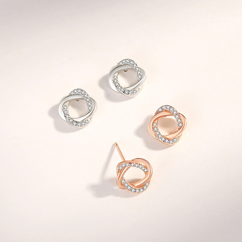 Korean-style fashionable rose gold four-leaf clover earrings, retro and trendy, small and delicate, with an understated and chic aesthetic, suitable for cross-border sales