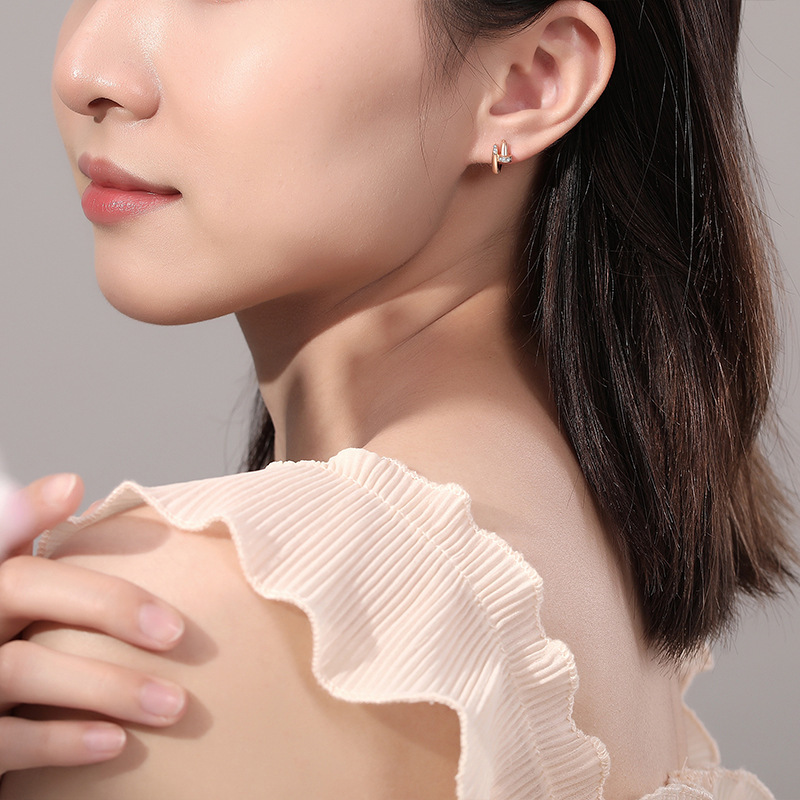 New geometric hoop earrings in rose gold, featuring a sophisticated design and a chic, elegant style
