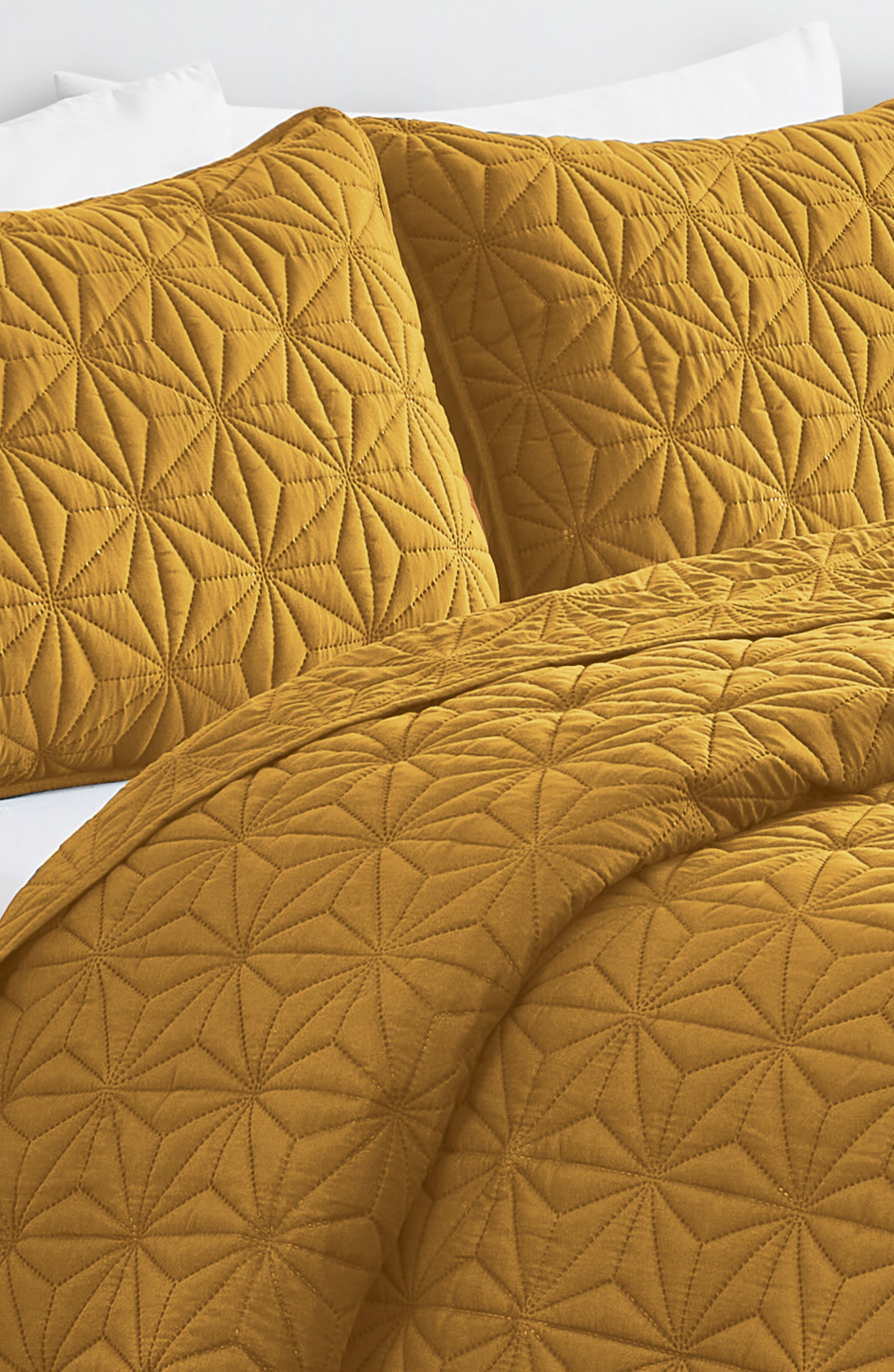 VCNY HOME Kaleidoscope Embossed Geometric Quilt Set - King