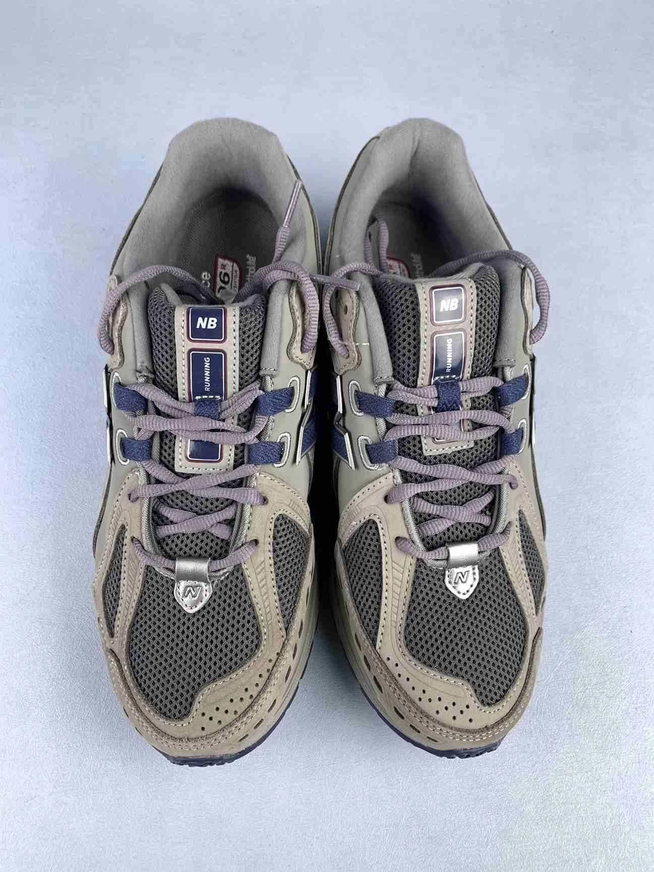 1906R Shoes