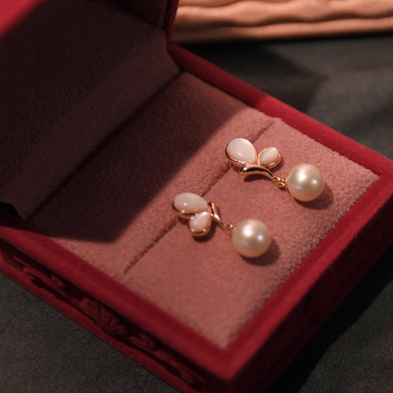 925 sterling silver butterfly earrings with mother-of-pearl accents, in a French style, gentle and artistic, with a touch of elegance, small and delicate