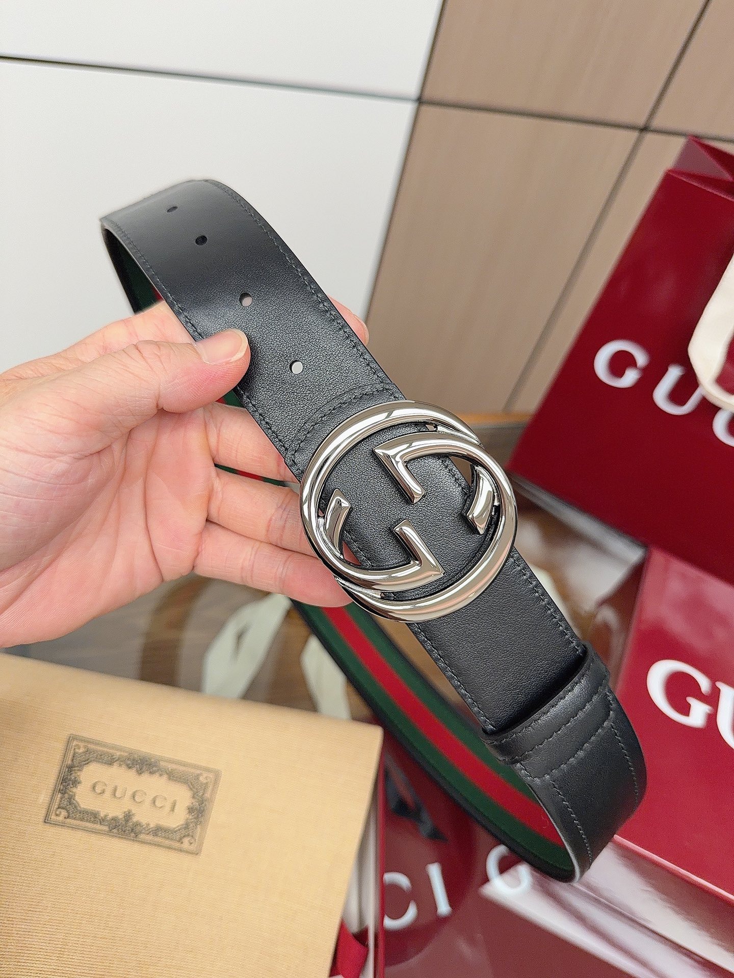Cinto Masculino Preto com Faixa Verde e Vermelha e Fivela Prateada