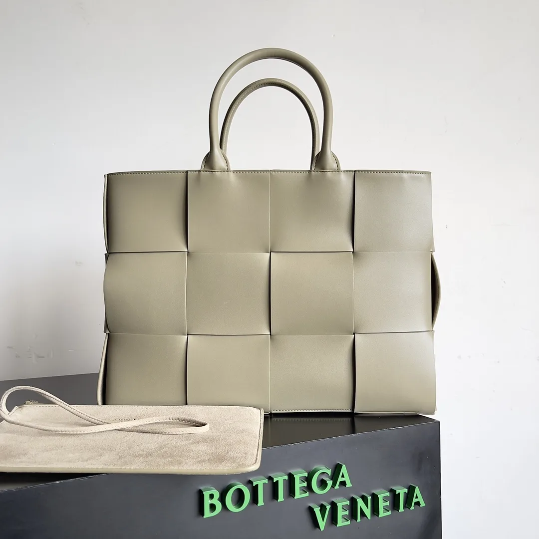 Bottega Veneta Carryall Tote Bag product photo from LabelPicks