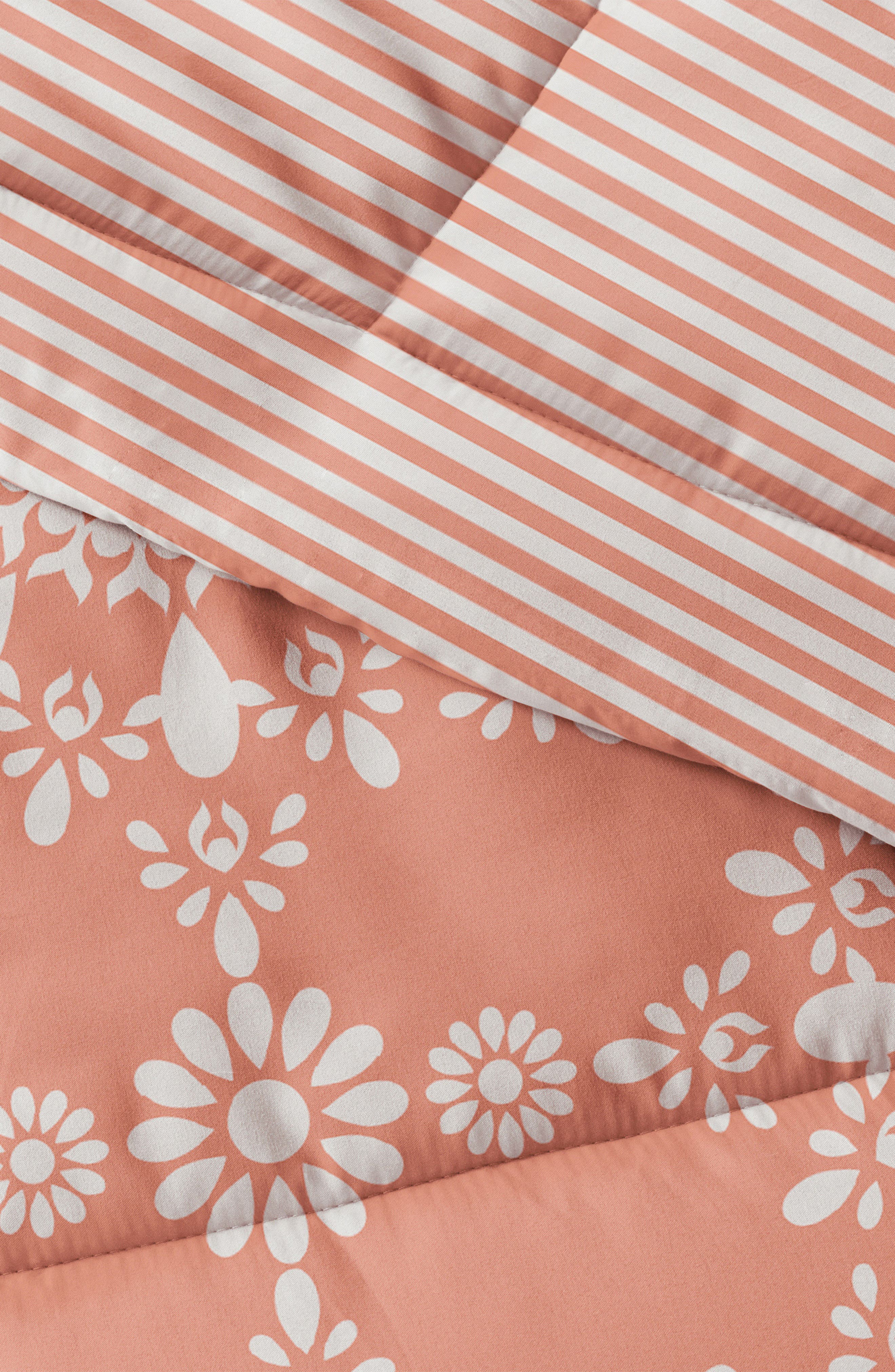 HOMESPUN Premium Ultra Soft Daisy Medallion Reversible Down-Alternative Comforter Set