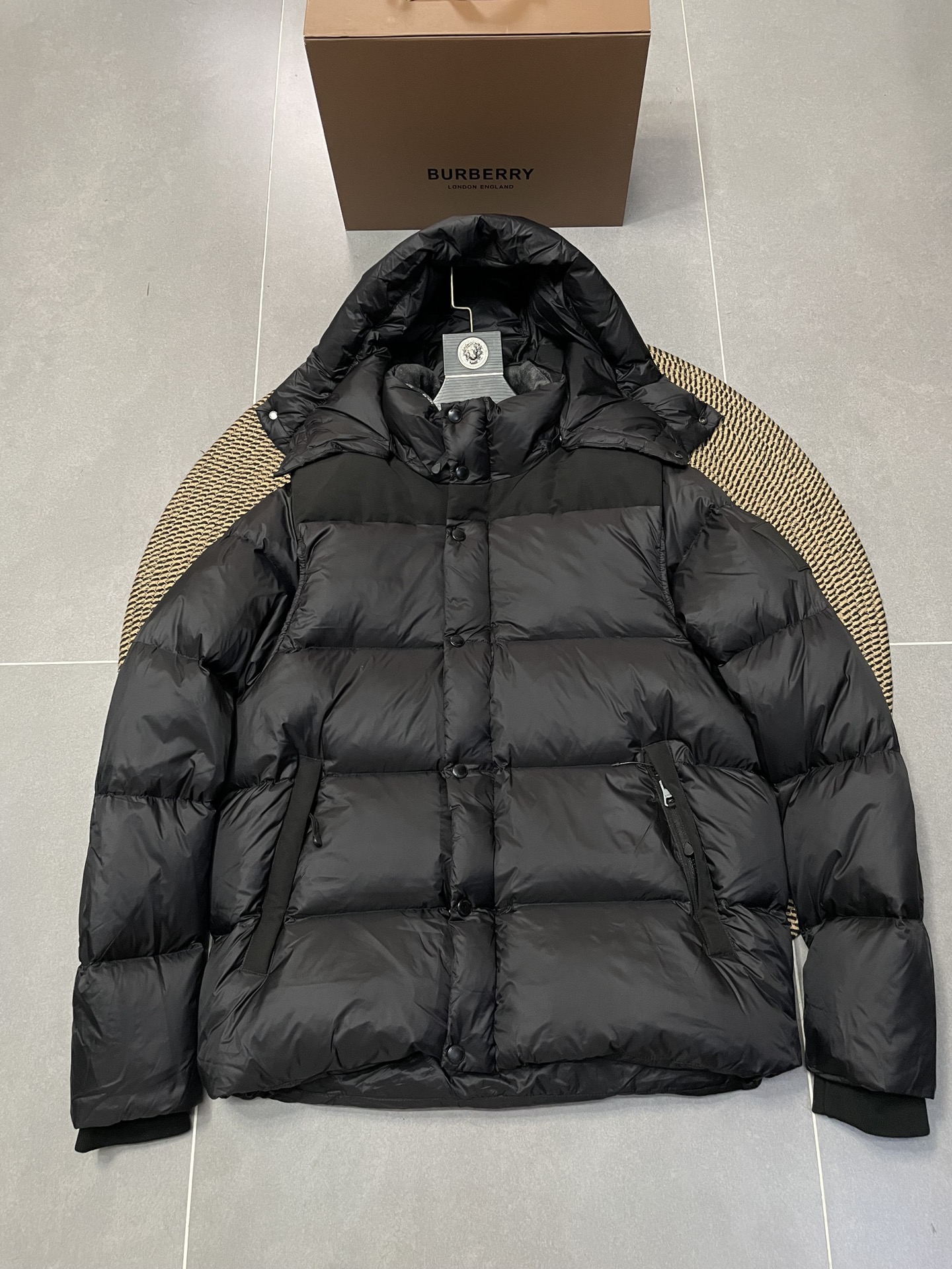 2025 latest leisure trend warm and comfortable ski windproof down jacket