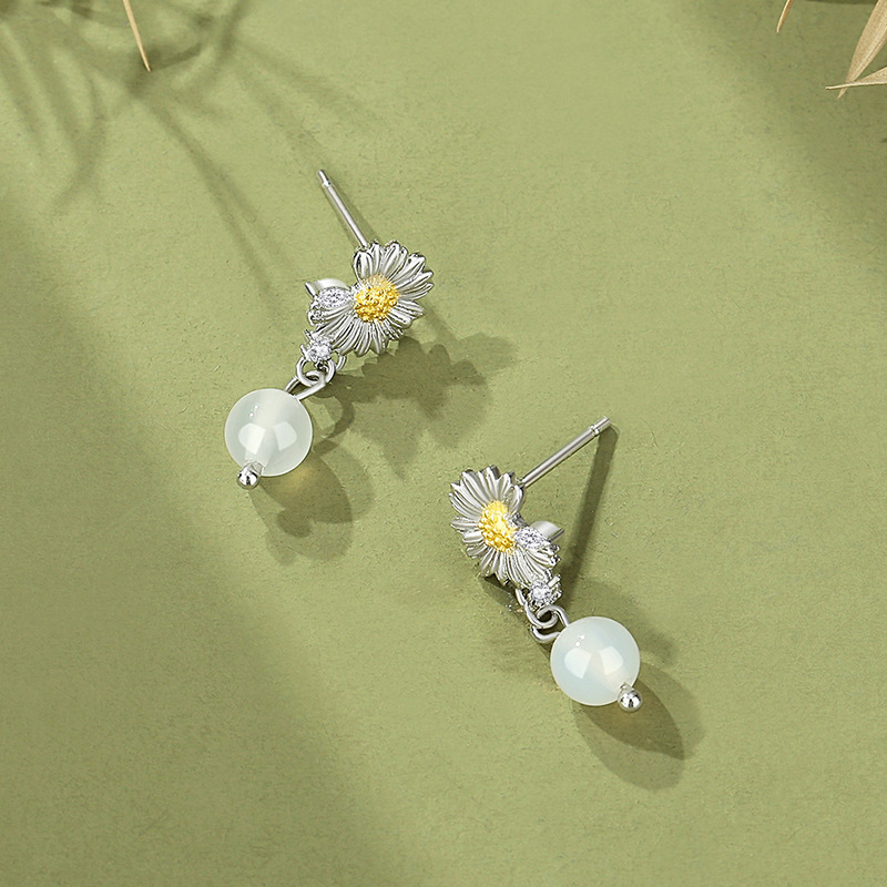 Original chalcedony daisy earrings for women, pure silver, summer forest style, fresh and delicate earrings, Korean version, ins-style silver jewelry