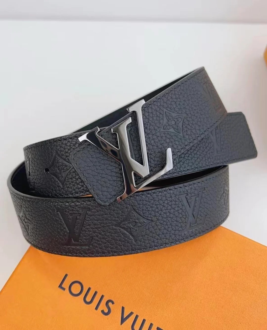 Cinto Masculino Preto em Couro Texturizado com Fivela Metálica