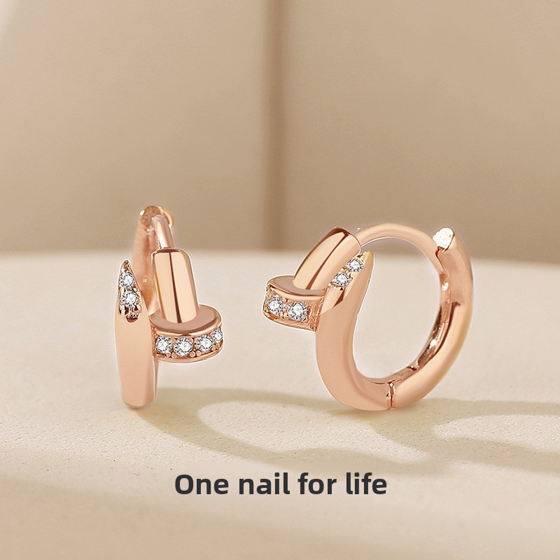 New geometric hoop earrings in rose gold, featuring a sophisticated design and a chic, elegant style