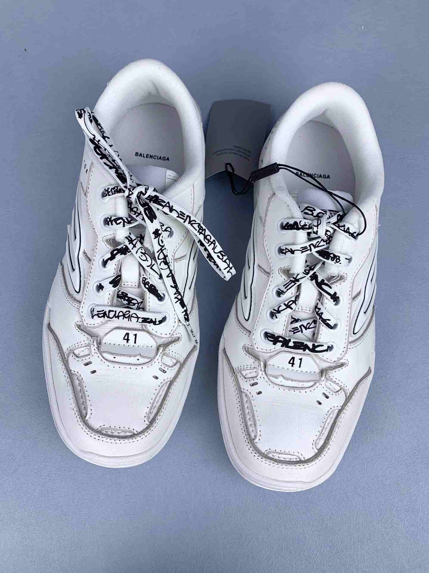 Balenciaga Hamptons Medium Worn-Out Sneaker