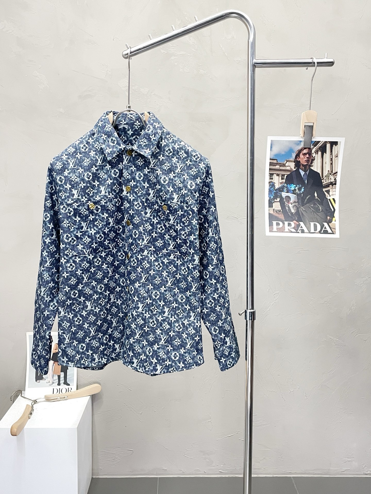 0902 Each one has a classic print shirt jacket