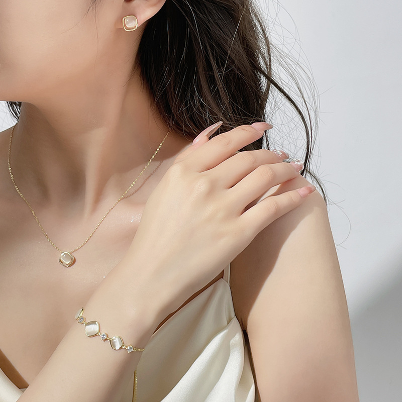 S925 sterling silver rhombus-shaped cat's eye stone earrings, exuding a sophisticated and elegant French style, geometric fashion earrings