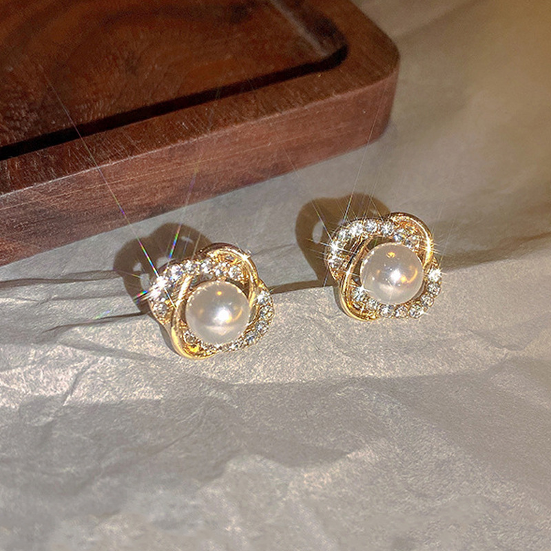 925 sterling silver four-leaf clover earrings, Korean style, minimalist and elegant, with a luxurious and ethereal feel, perfect for Instagram