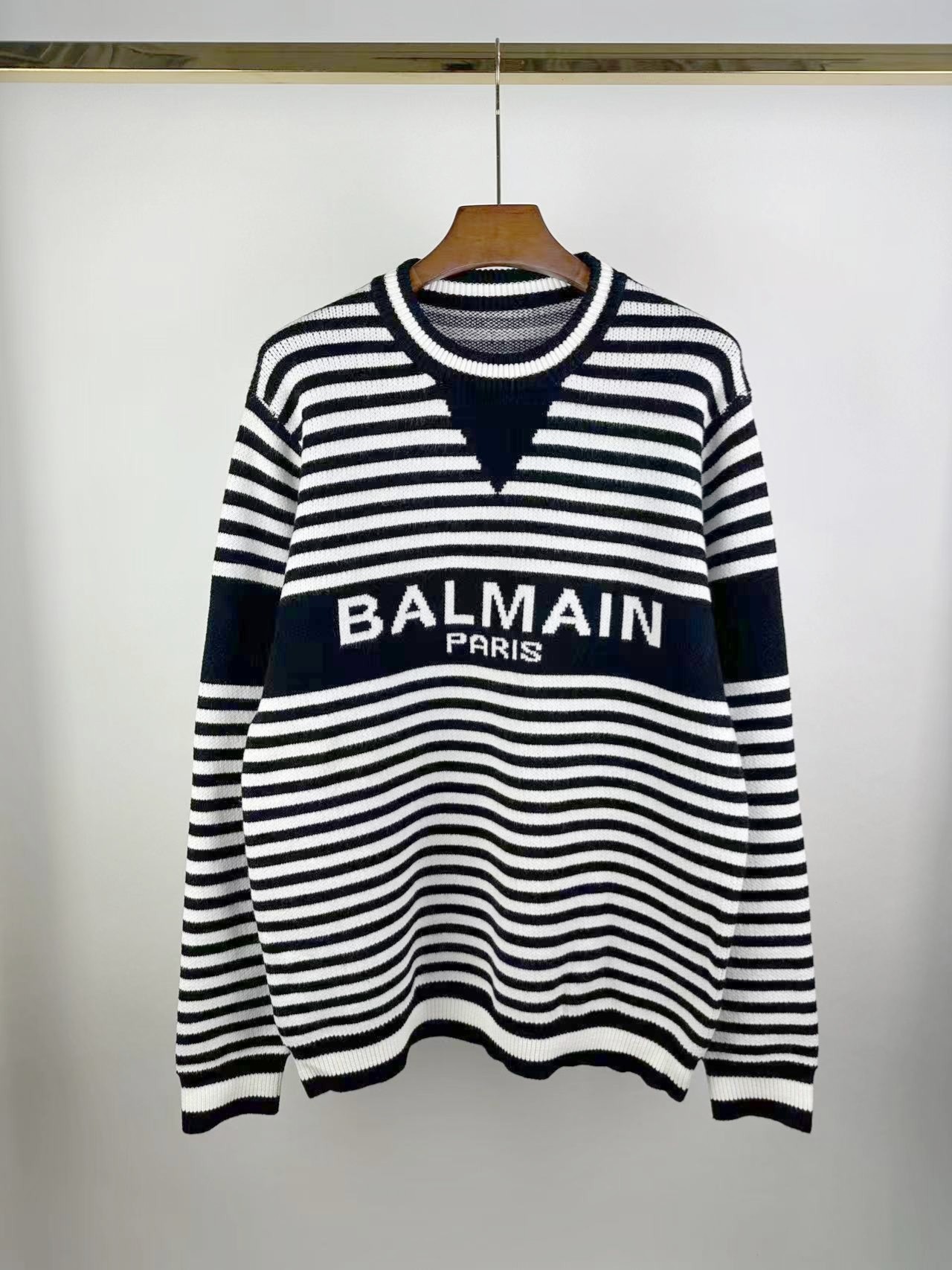 1022 BLACK Print sweaters