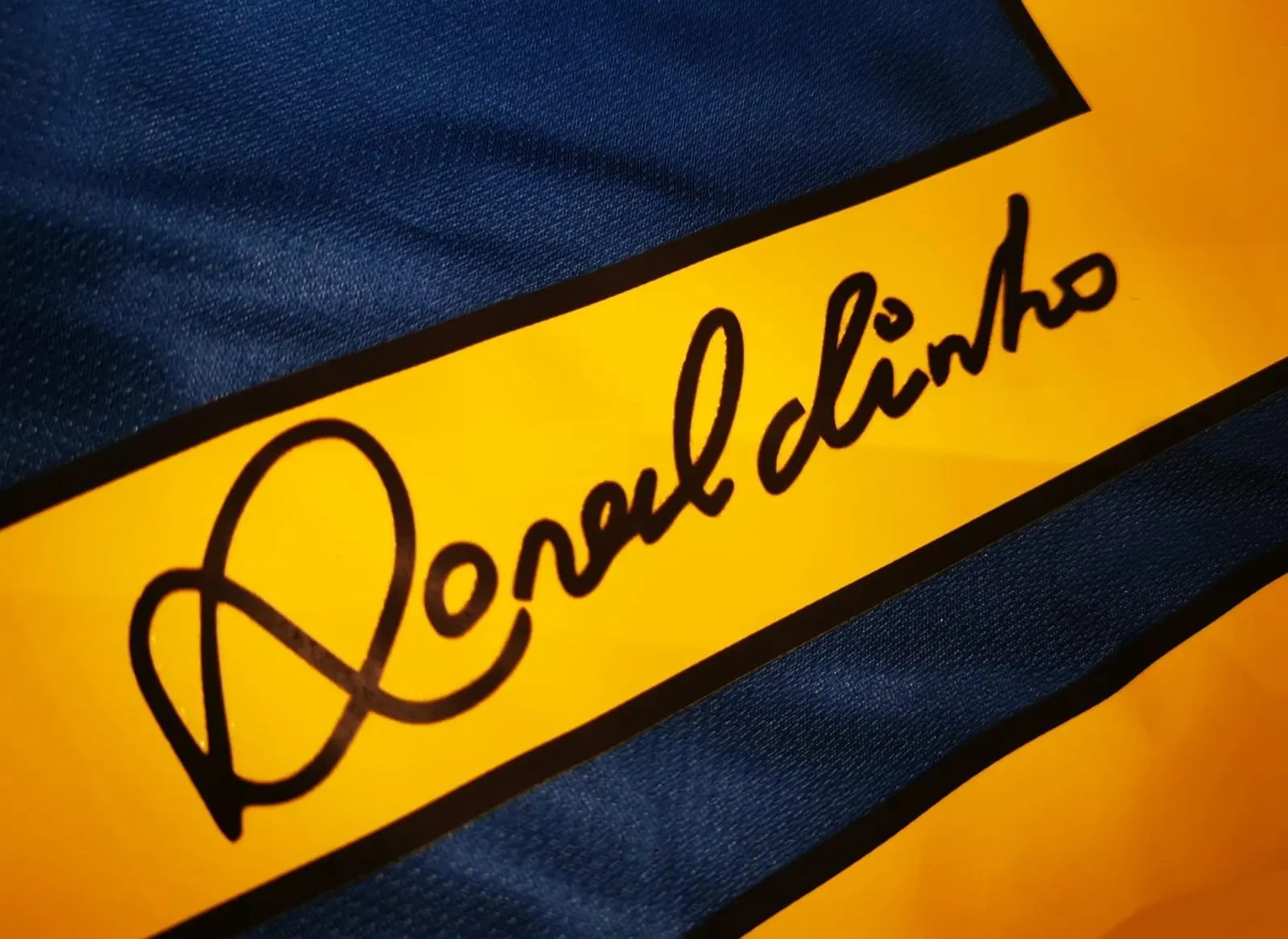 Ronaldinho Ga煤cho SIGNED Barcelona 04/05 Home UCL Jersey/Shirt - COA - 2005 Retro