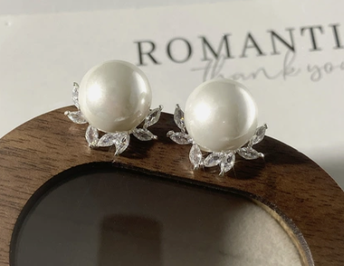 Solvellae Classic Lustre Pearl Drop Earrings