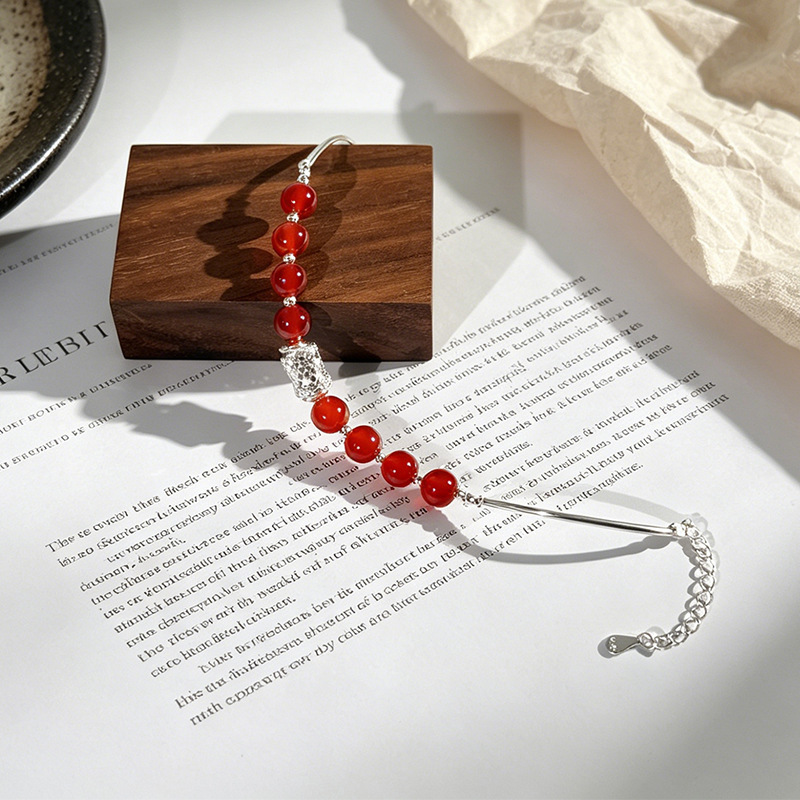 A sparkling, slender bracelet for women, made of pure silver, featuring a new Chinese-style design with agate beads, creating a unique and delicate ice-crystal effect