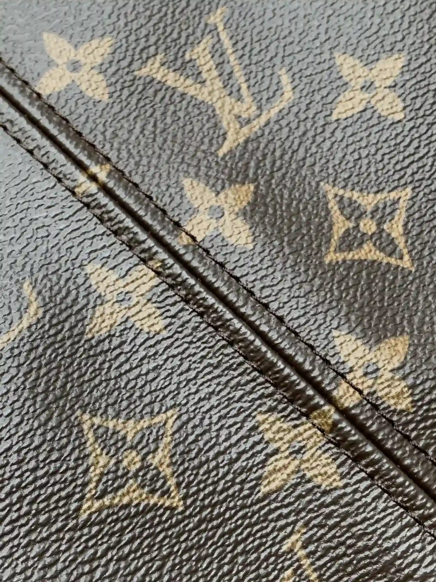 Louis Vuitton Neverfull Tote Bag product photo from LabelPicks