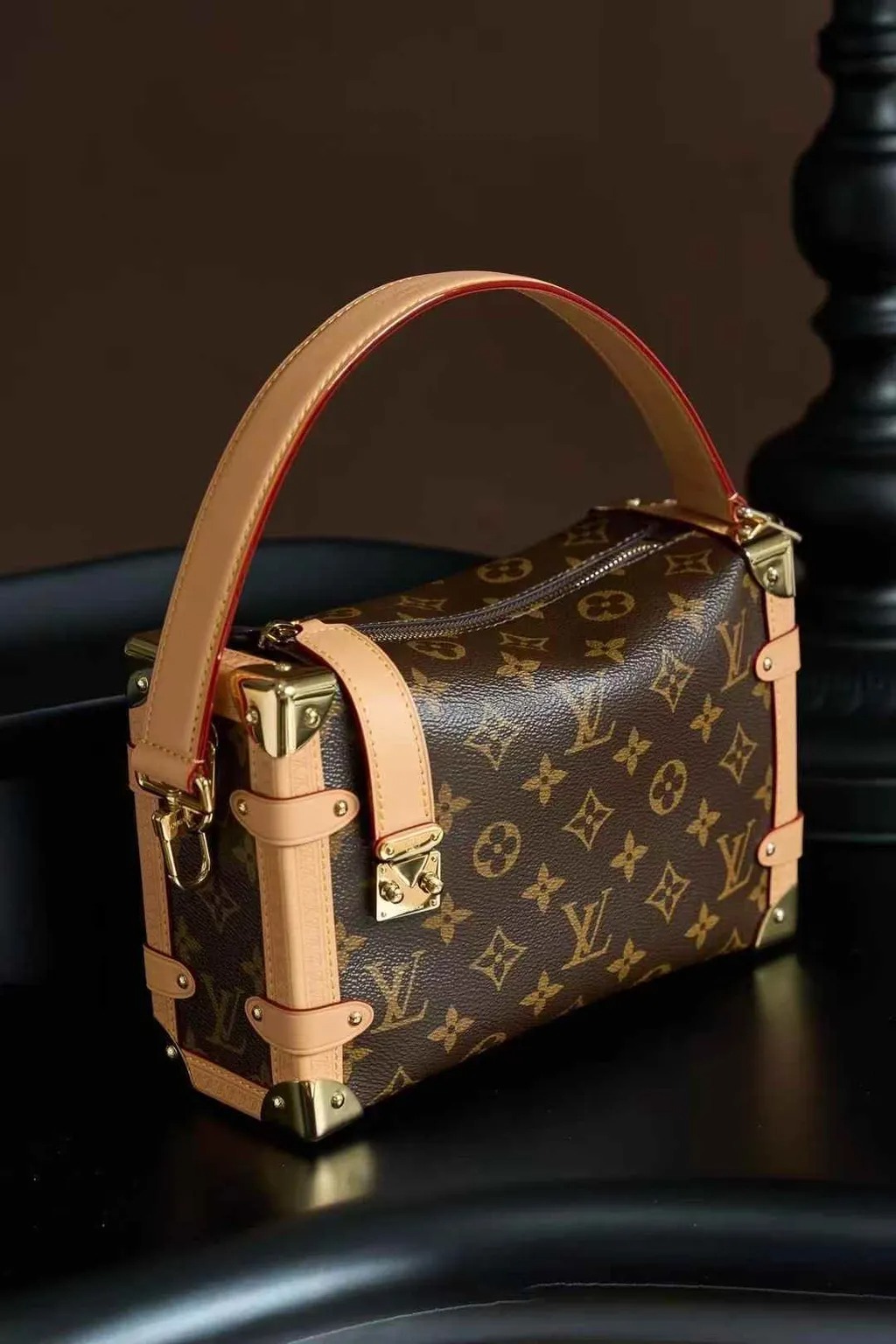 Side Trunk PM – Bolsa Feminina Estruturada Monogram de Luxo Modelo: M46815