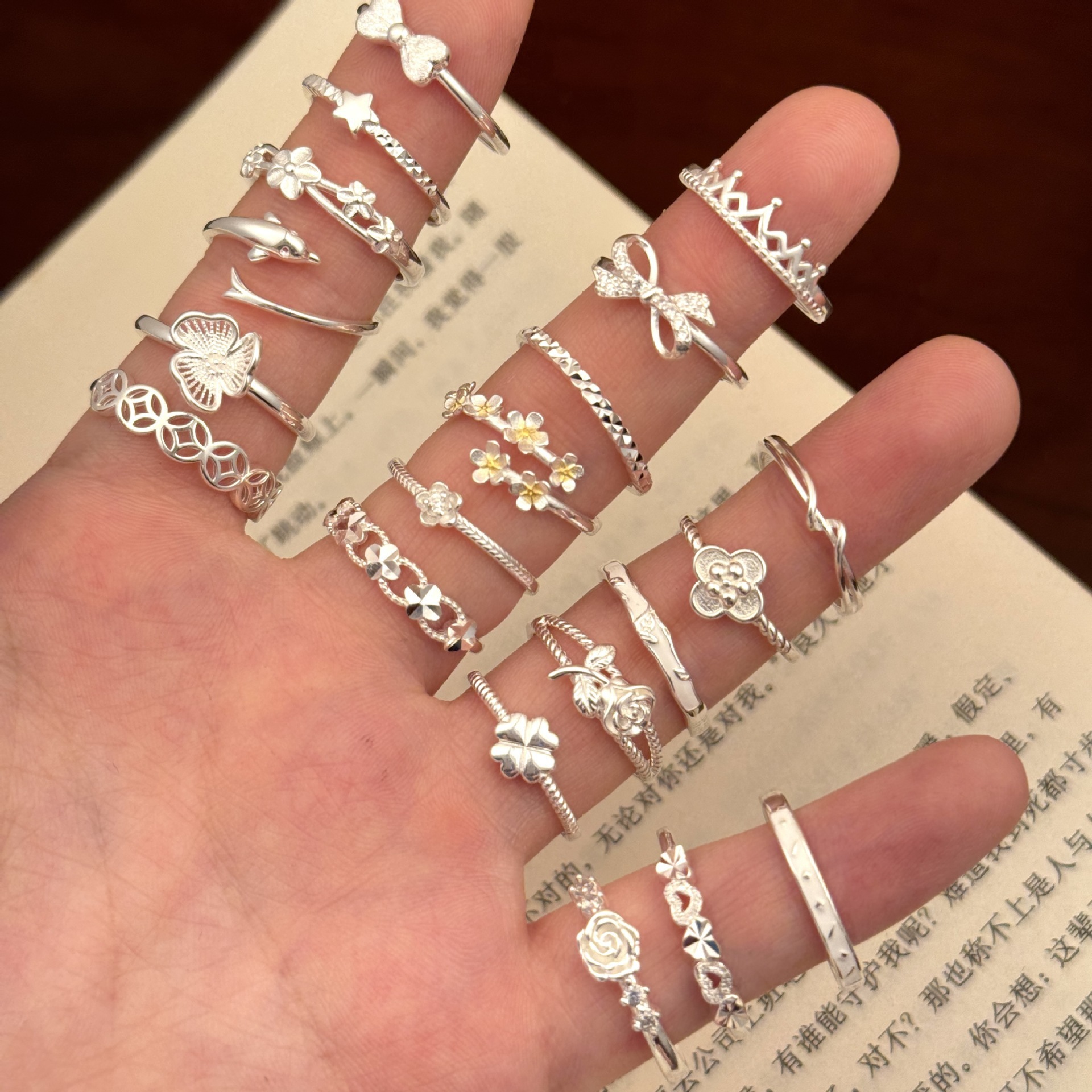 925 sterling silver ring, Korean style, minimalist design, exudes a sophisticated vibe, plain band, suitable for the index finger, perfect for stacking, and makes a great Valentine's Day gift