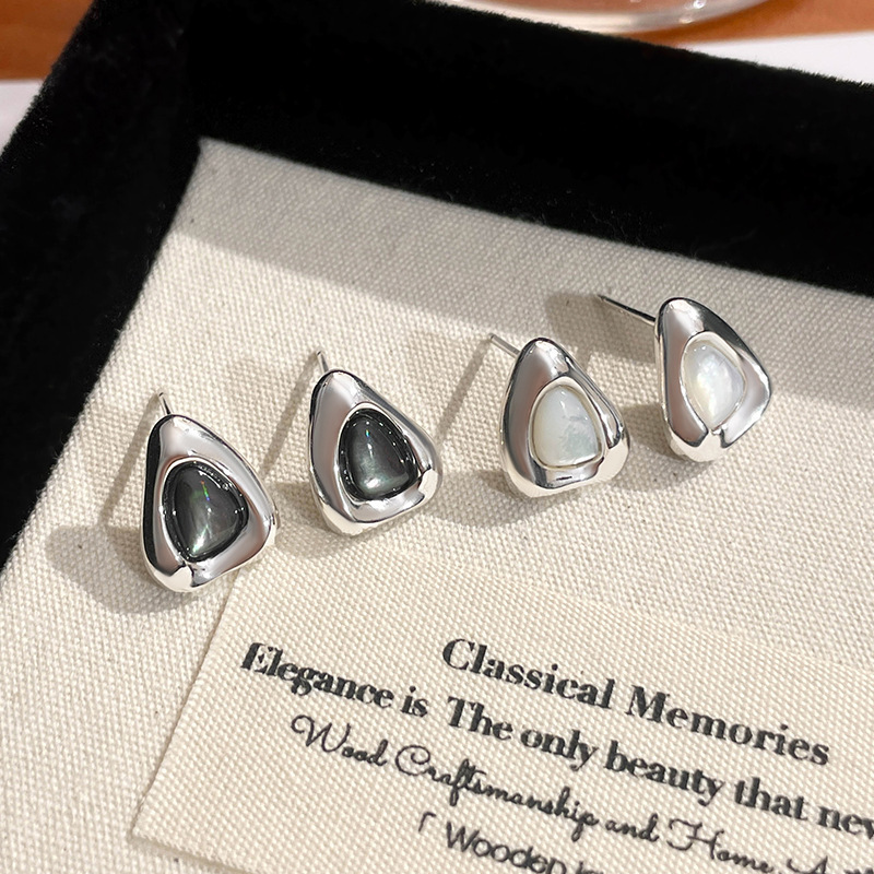 French vintage-style, old-money-inspired mother-of-pearl earrings for women, made of sterling silver, featuring a light luxury geometric oval design, exuding a sophisticated and vintage charm