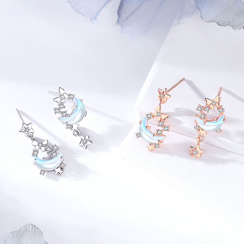 Original star and moon butterfly earrings, featuring a fresh, natural, and Korean-inspired design with star and moon motifs, creating a unique and sophisticated look