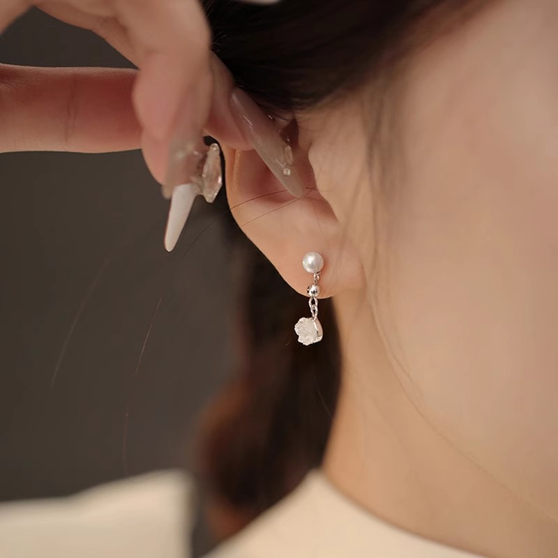 Rose and camellia flower earrings with pearl accents, made of 925 sterling silver, featuring a unique design, floral earrings, French-style, chic and elegant earrings