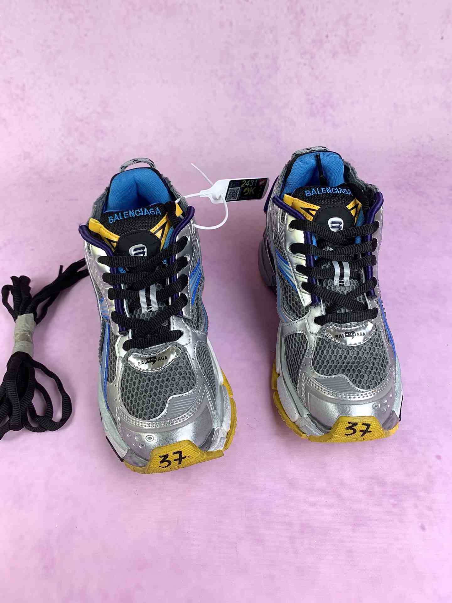 Runner Sneaker in Grey/Blue/Orange/Aqua