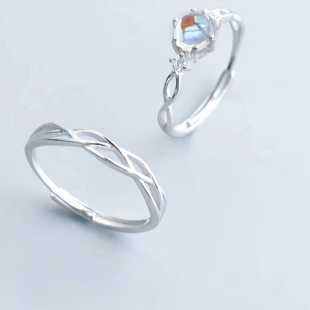 A pair of niche designs with a pair of glazed couple rings are simple and creative