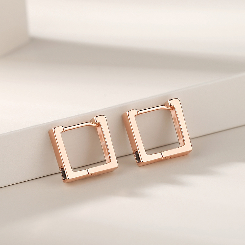 Korean-style minimalist geometric square earrings for women, made of pure silver, versatile, rose gold, with a sophisticated design and elegant style, reminiscent of Chanel