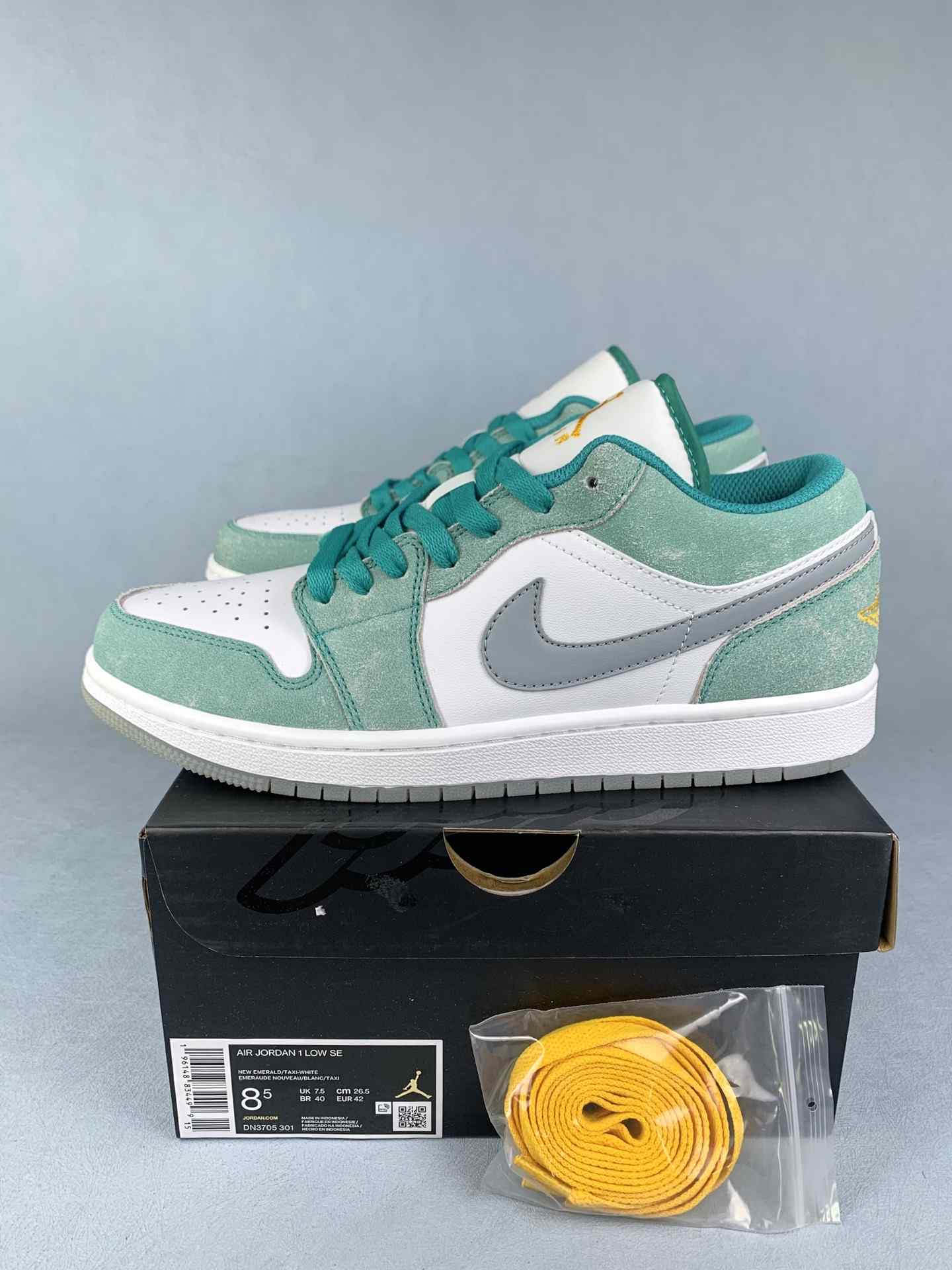 Air Jordan 1 Low SE 'New Emerald' Shoes