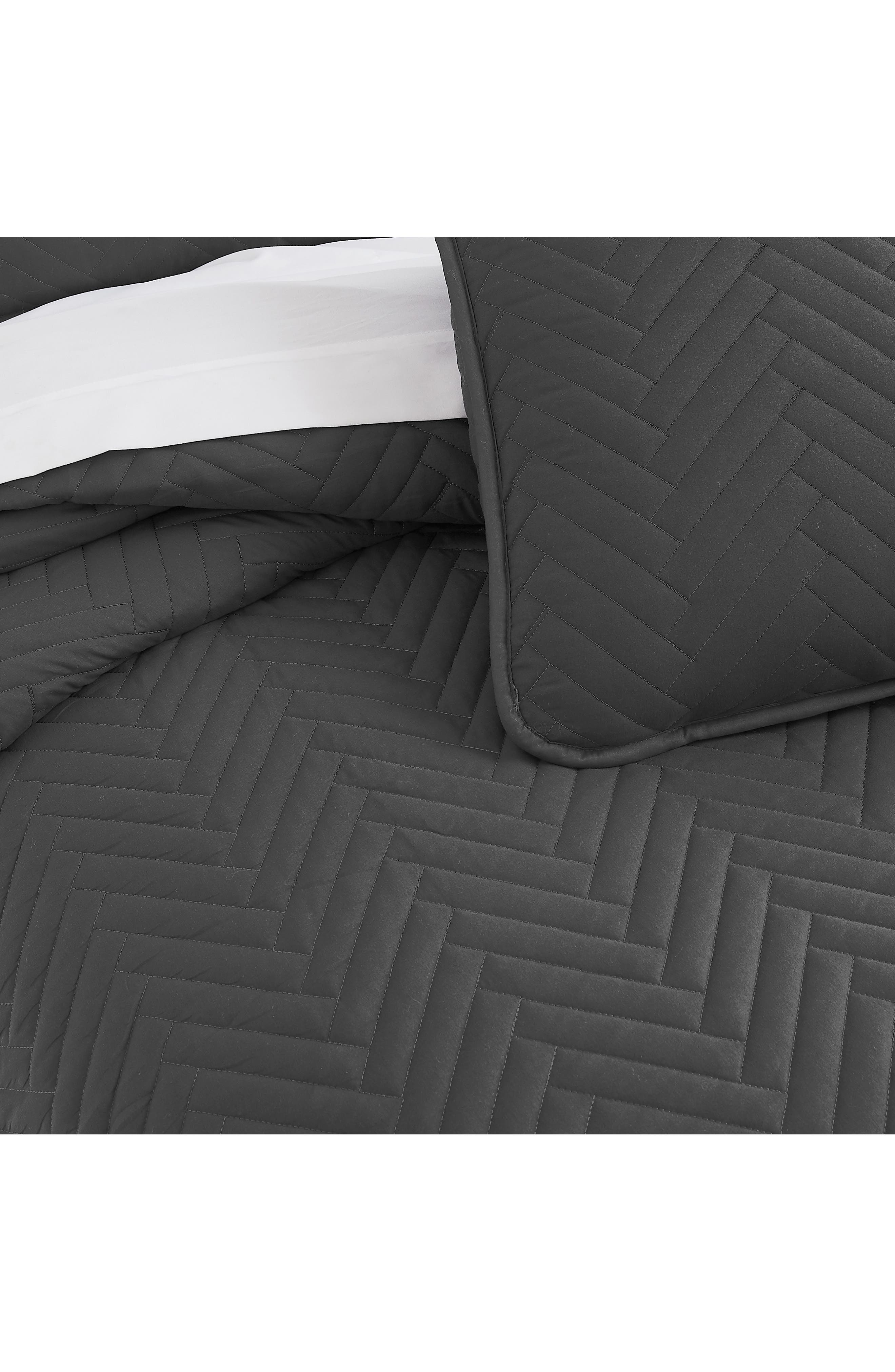 SOUTHSHORE FINE LINENS Chevron Quilt Set