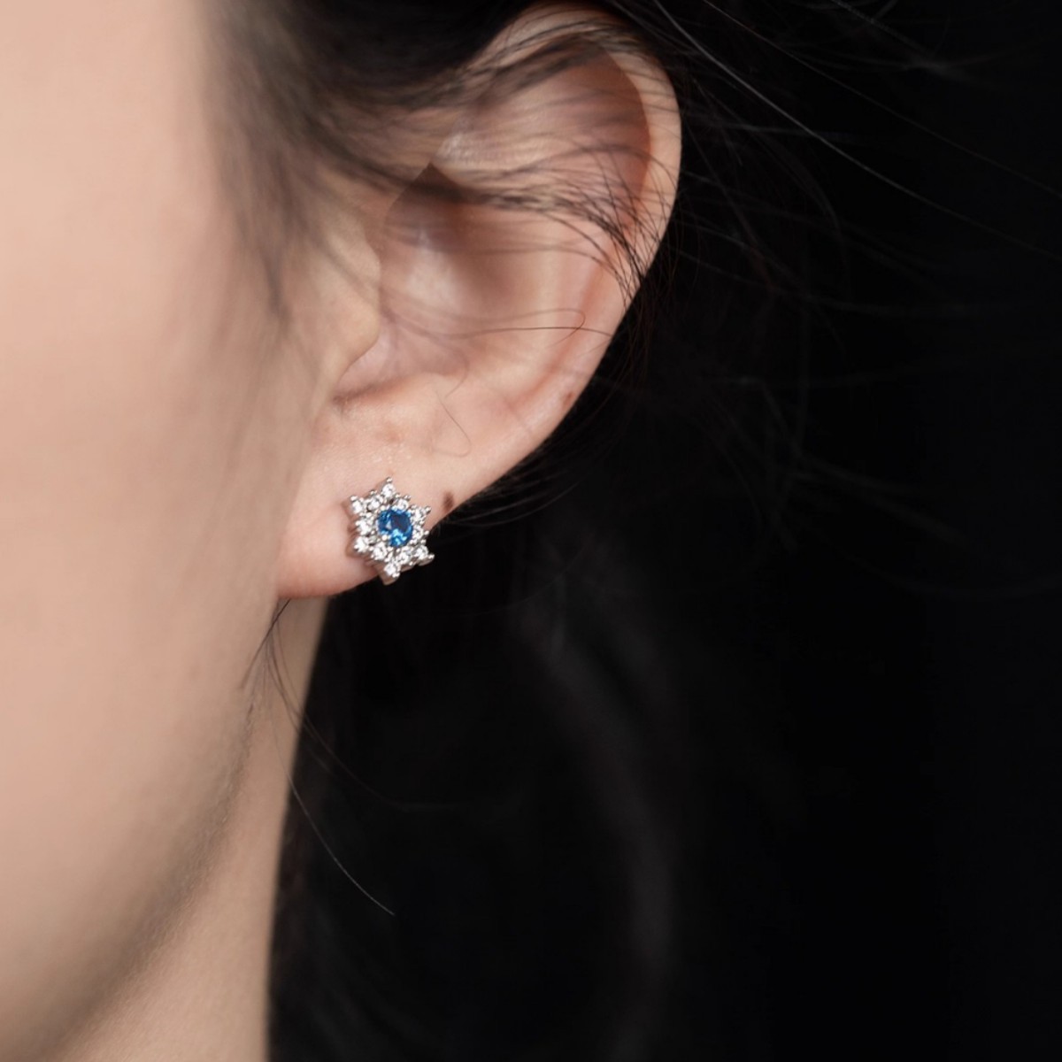 Blue crystal snowflake earrings for women, fashionable and luxurious ins-style zircon earrings, exquisite and sophisticated ear accessories