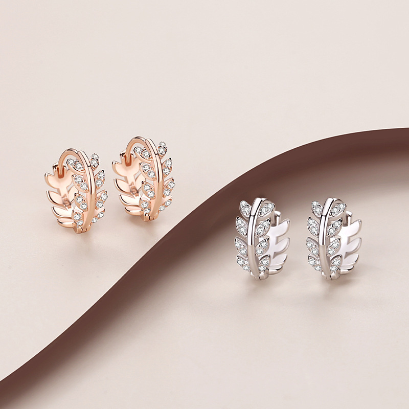925 sterling silver Korean-style fashion leaf earrings for women, featuring a simple and fresh design, with geometric leaf-shaped pendants