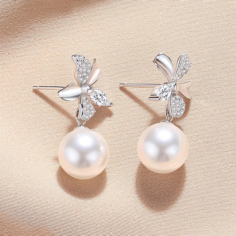 S925 sterling silver five-petal flower shell pearl earrings, a unique and stylish floral design for women, exuding elegance and sophistication
