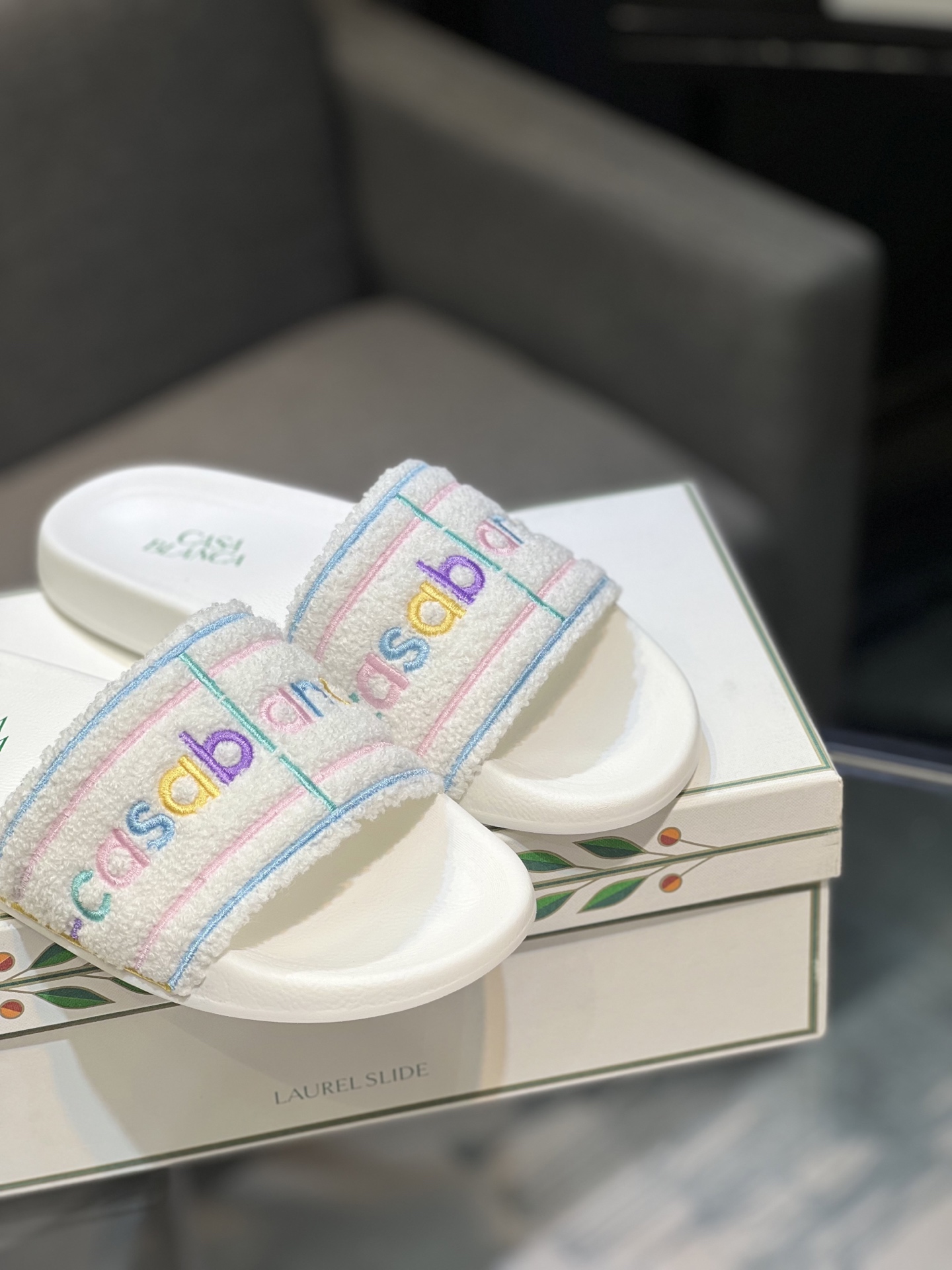 1022 The latest calfskin functional slippers