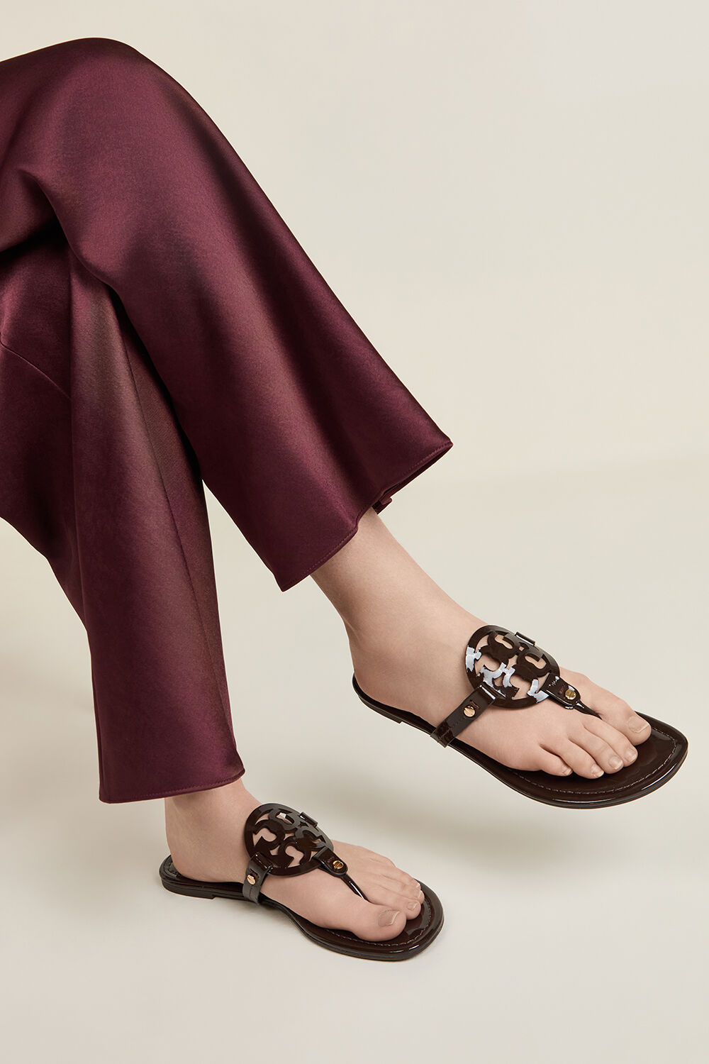 TORY BURCH כפכפי אצבע מילר לכה